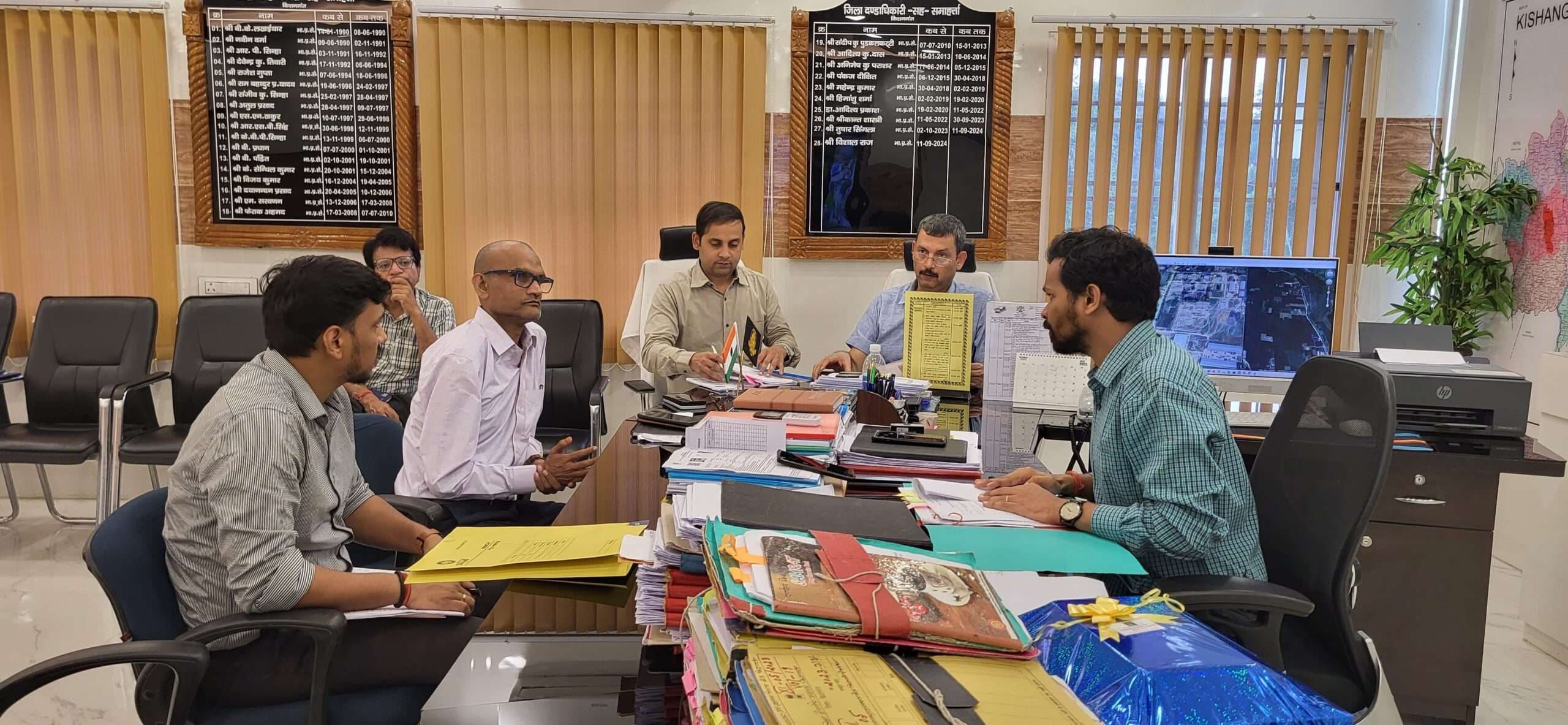 मतदान केन्द्रों पर निगरानी के लिए करें वेबकास्टिंग की व्यवस्था : डीएमचारों विधानसभा के आरओ के साथ जिला पदाधिकारी सह जिला निर्वाचन पदाधिकारी की अध्यक्षता में बैठक सम्पन्न