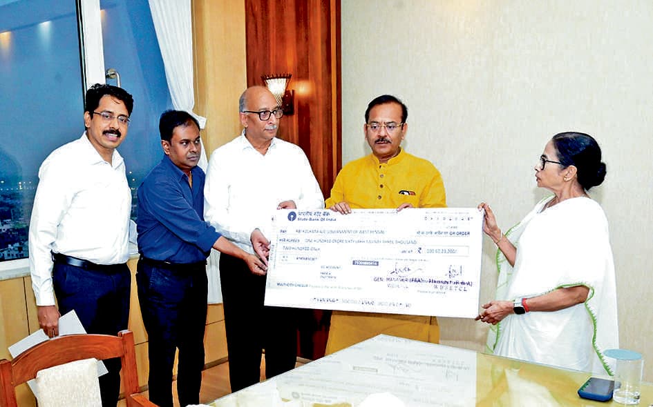 मंत्री ने सीएम को सौंपा 207 करोड़ के लाभांश का चेक