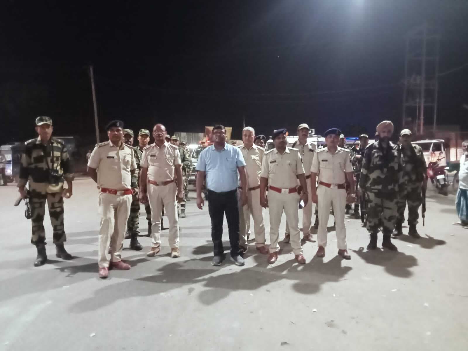 पुलिस ने निकाला फ्लैग मार्च, दिया शांति का संदेश