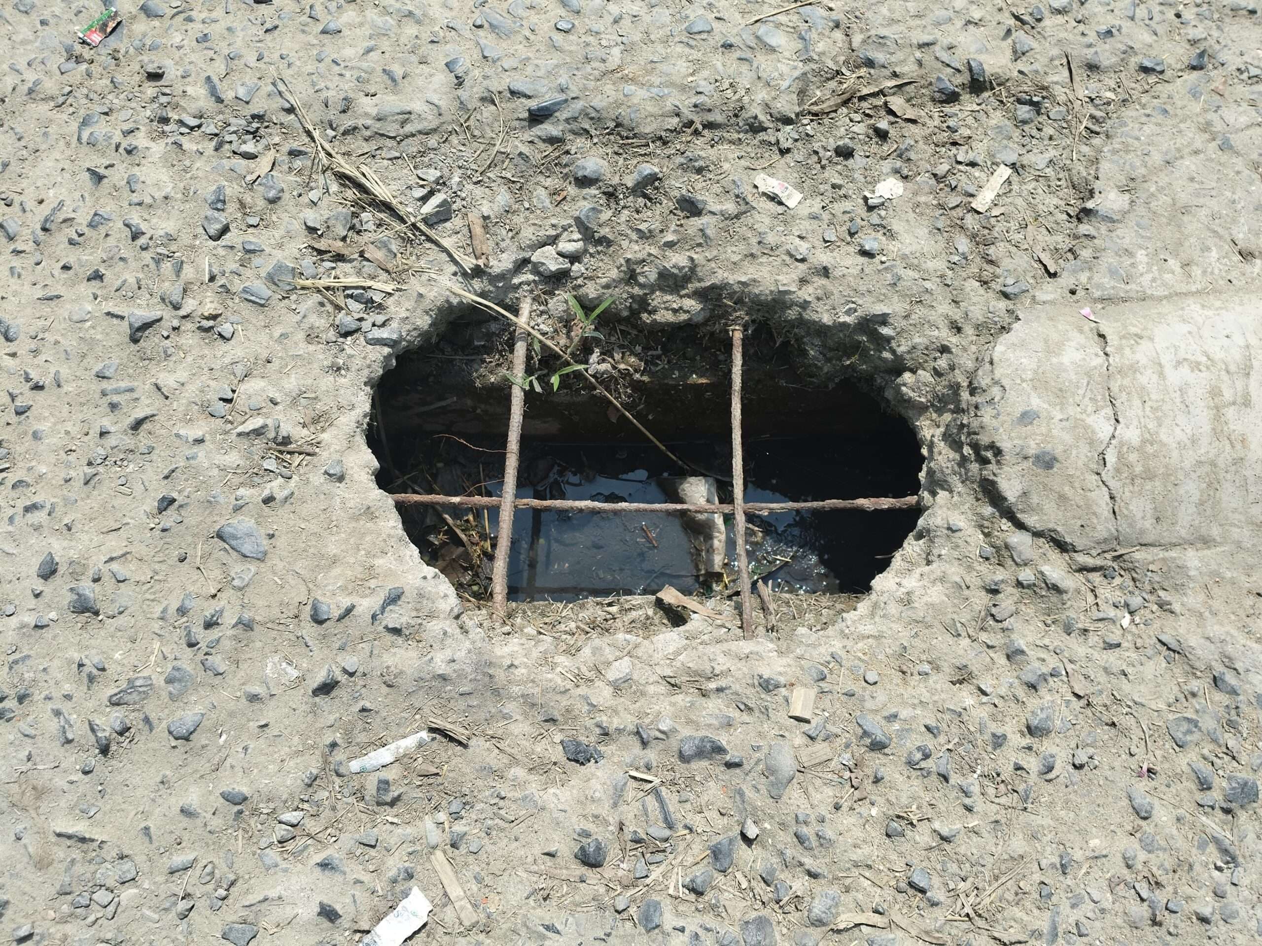 सड़क टूटने से हादसे की आशंका, नहीं करायी मरम्मत