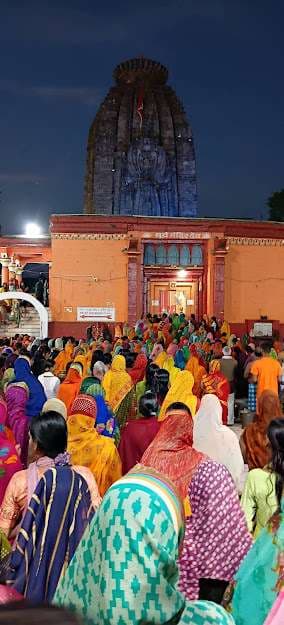 कार्तिक में अहले सुबह सूर्य मंदिर में उमड़ रही महिलाओं की भीड़