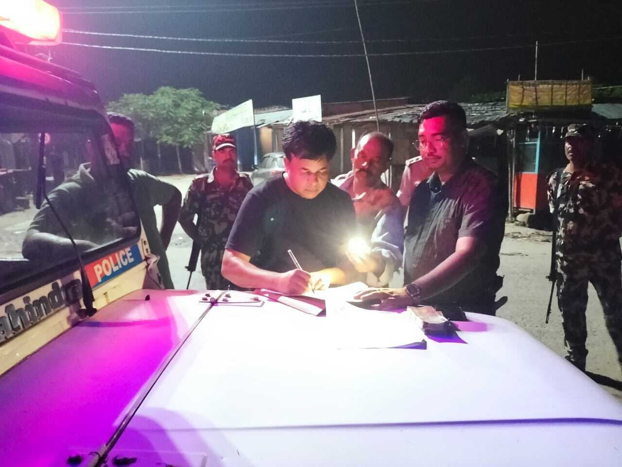 छत्तरगाछ में कार से एक लाख रुपए जब्त