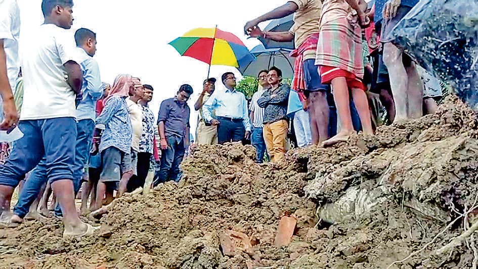 महिषादल में रूपनारायण नदी का बांध टूटा, दहशत