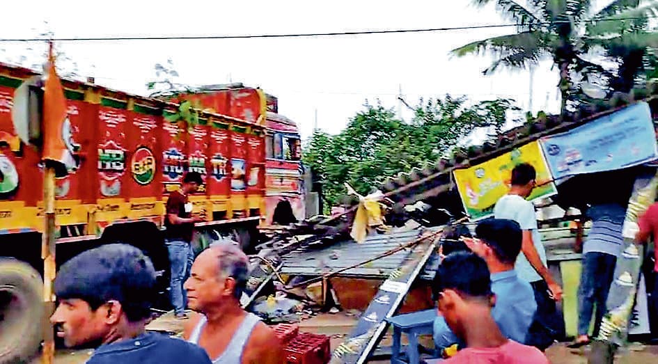 ट्रक ने दुकान और साइकिल सवार को मारी टक्कर, दो लोग जख्मी