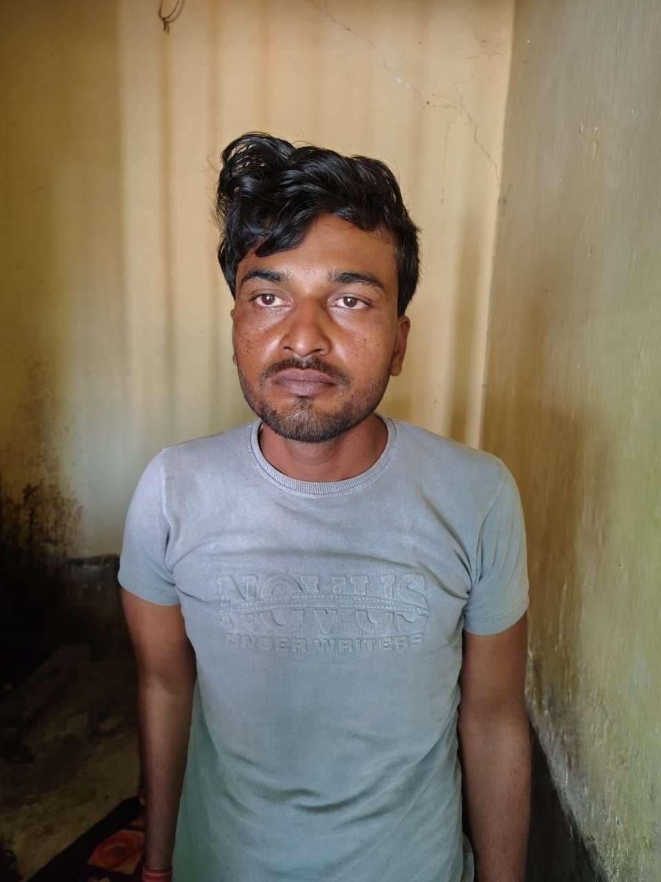 देसी चुलाई शराब के साथ तस्कर गिरफ्तार