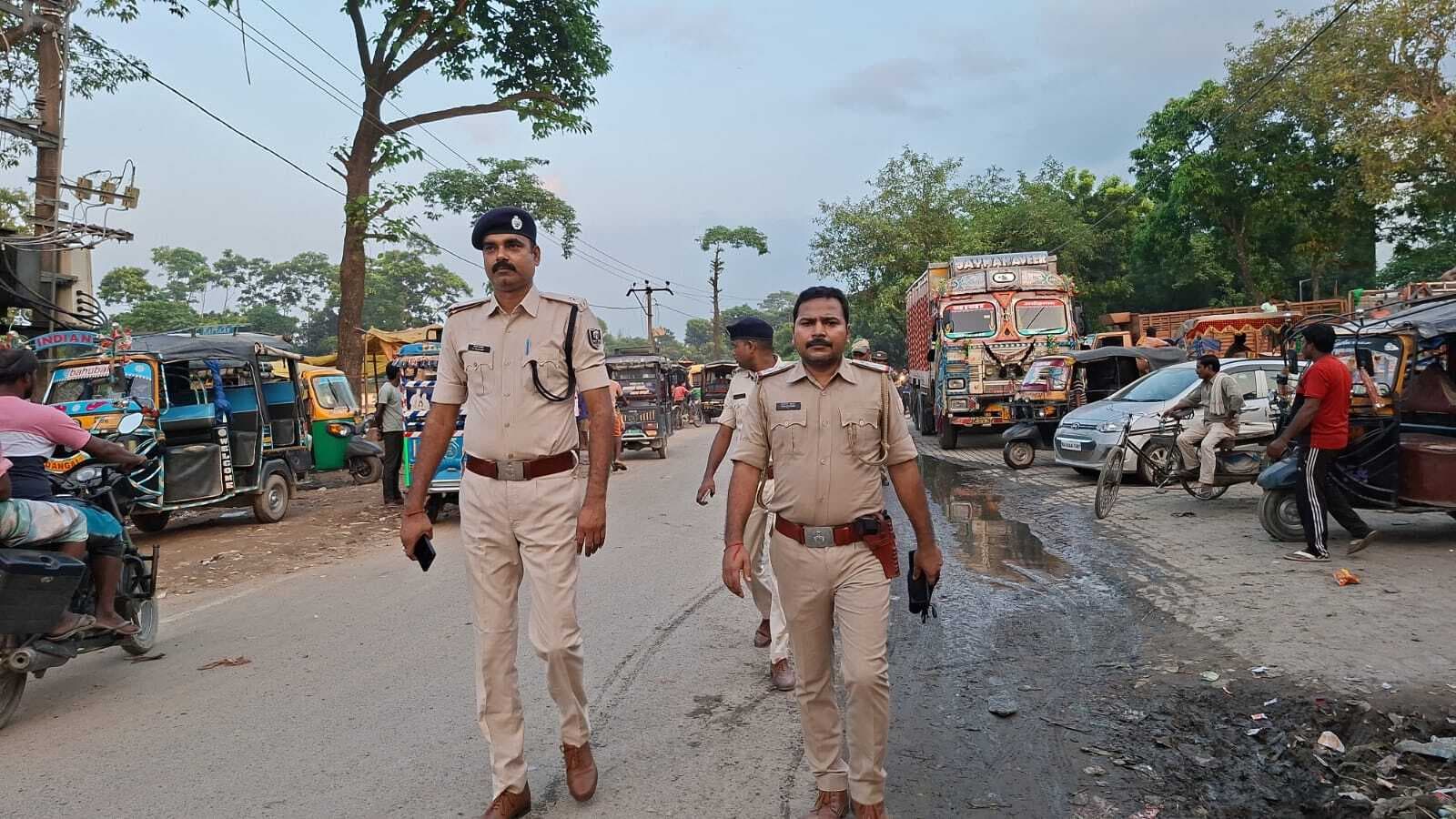 विधानसभा चुनाव व पर्व को पुलिस ने निकाला फ्लैग मार्च