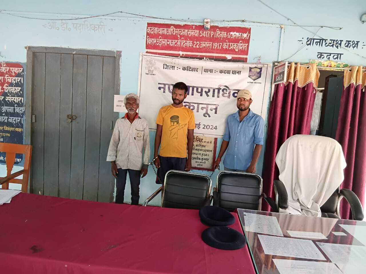 105 लीटर देसी शराब के साथ दो तस्कर गिरफ्तार