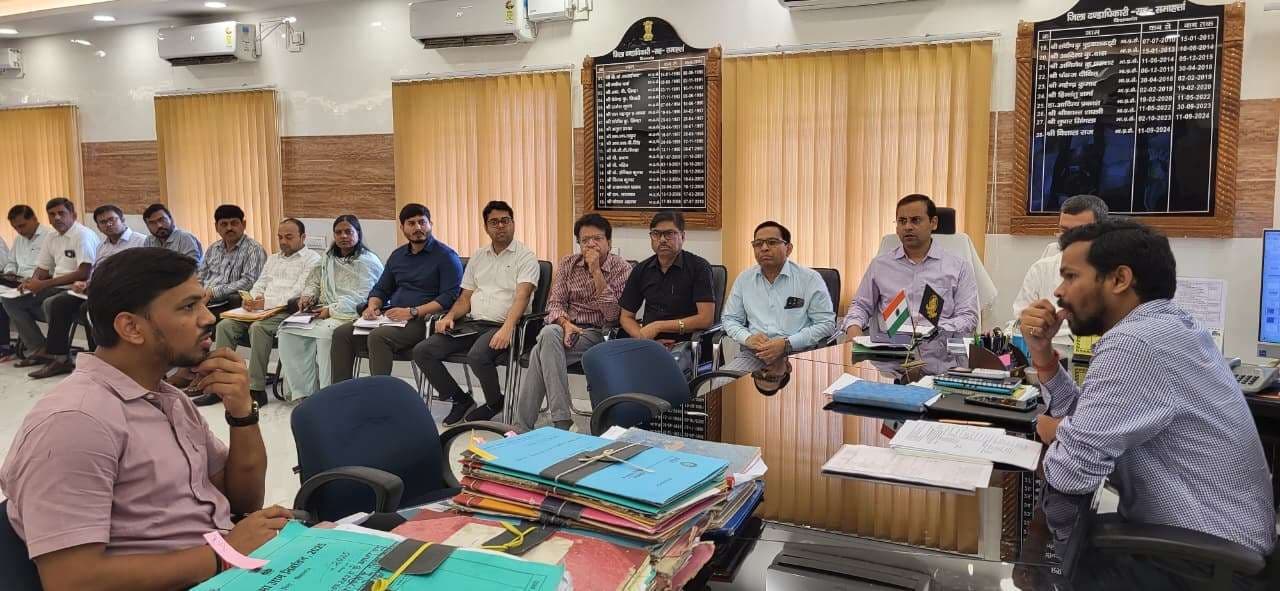 निर्वाचन को लेकर मॉनिटरिंग व समीक्षा करें सुनिश्चित: डीएम