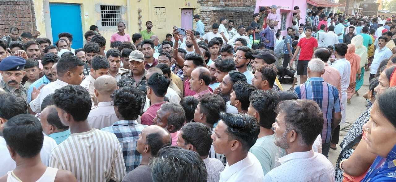 Dhanbad News : परिजन व ग्रामीणों ने घेरा हरिहरपुर थाना, गेट पर शव रख छह घंटे किया हंगामा