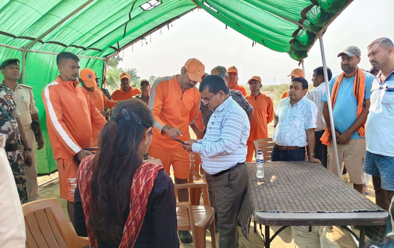 डीएम ने नाव दुर्घटना की पीड़ितों को दिया सहायता का भरोसा