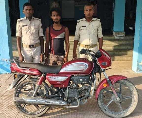 चोरी की बाइक के साथ युवक गिरफ्तार
