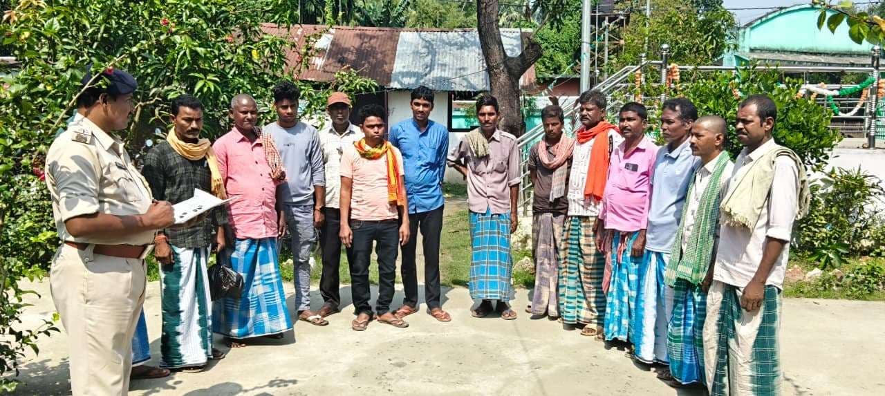 बलिया बेलौन थाना में गुंडा परेड आयोजित