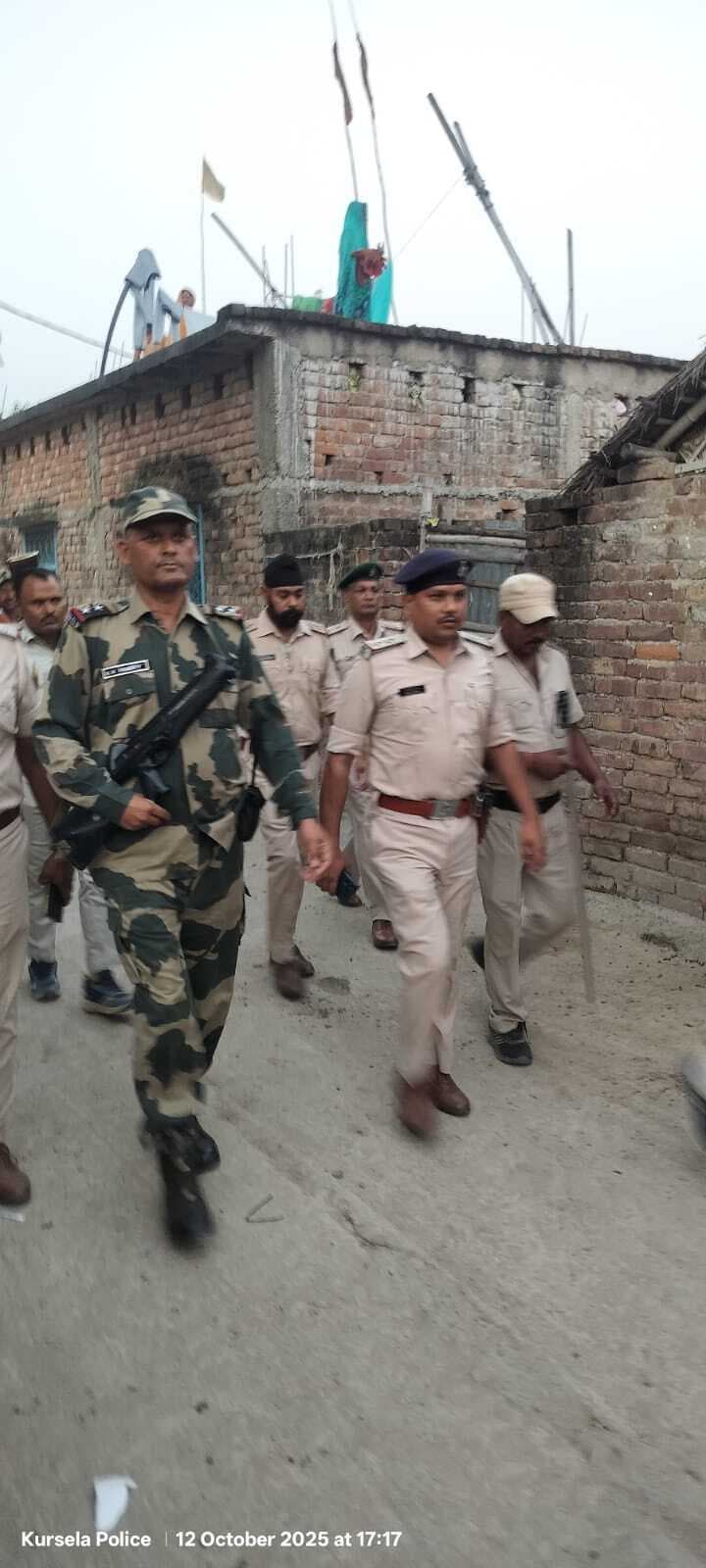 थाना पुलिस ने विभिन्न जगहों पर किया फ्लैग मार्च
