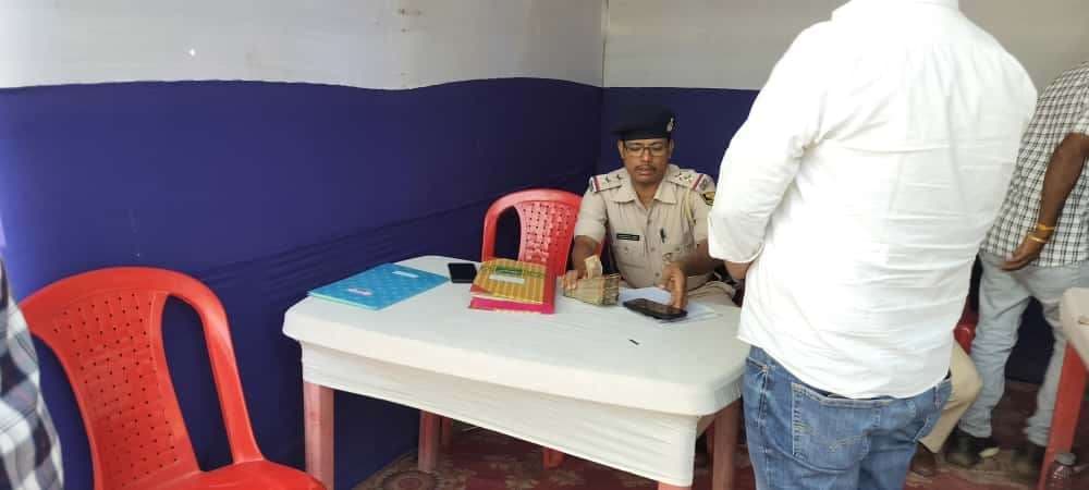 फॉर्च्यूनर से एक लाख चार हजार रुपये बरामद, चुनाव को ले सघन वाहन जांच अभियान जारी