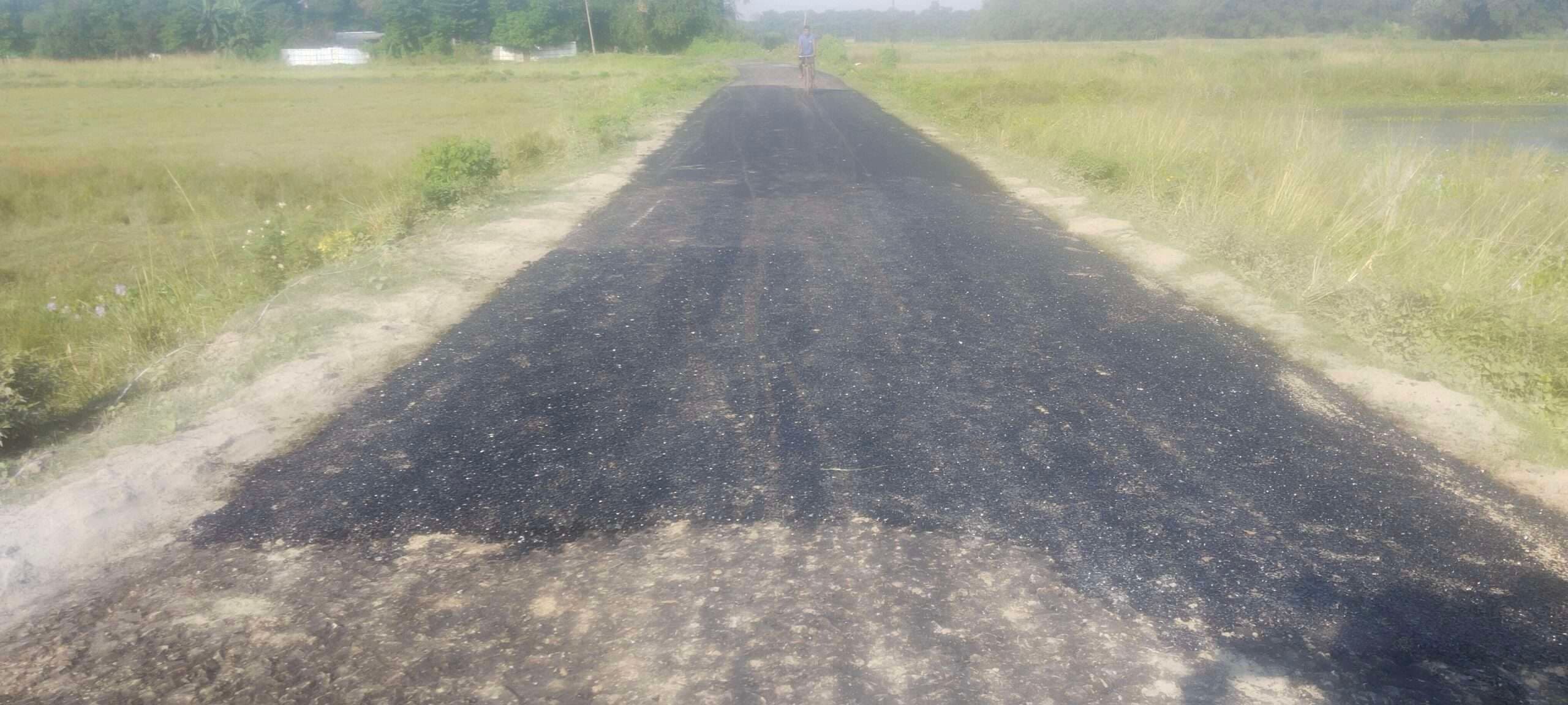 मनिया में सड़क निर्माण में अनियमितता, ग्रामीणों ने विभाग में की शिकायत