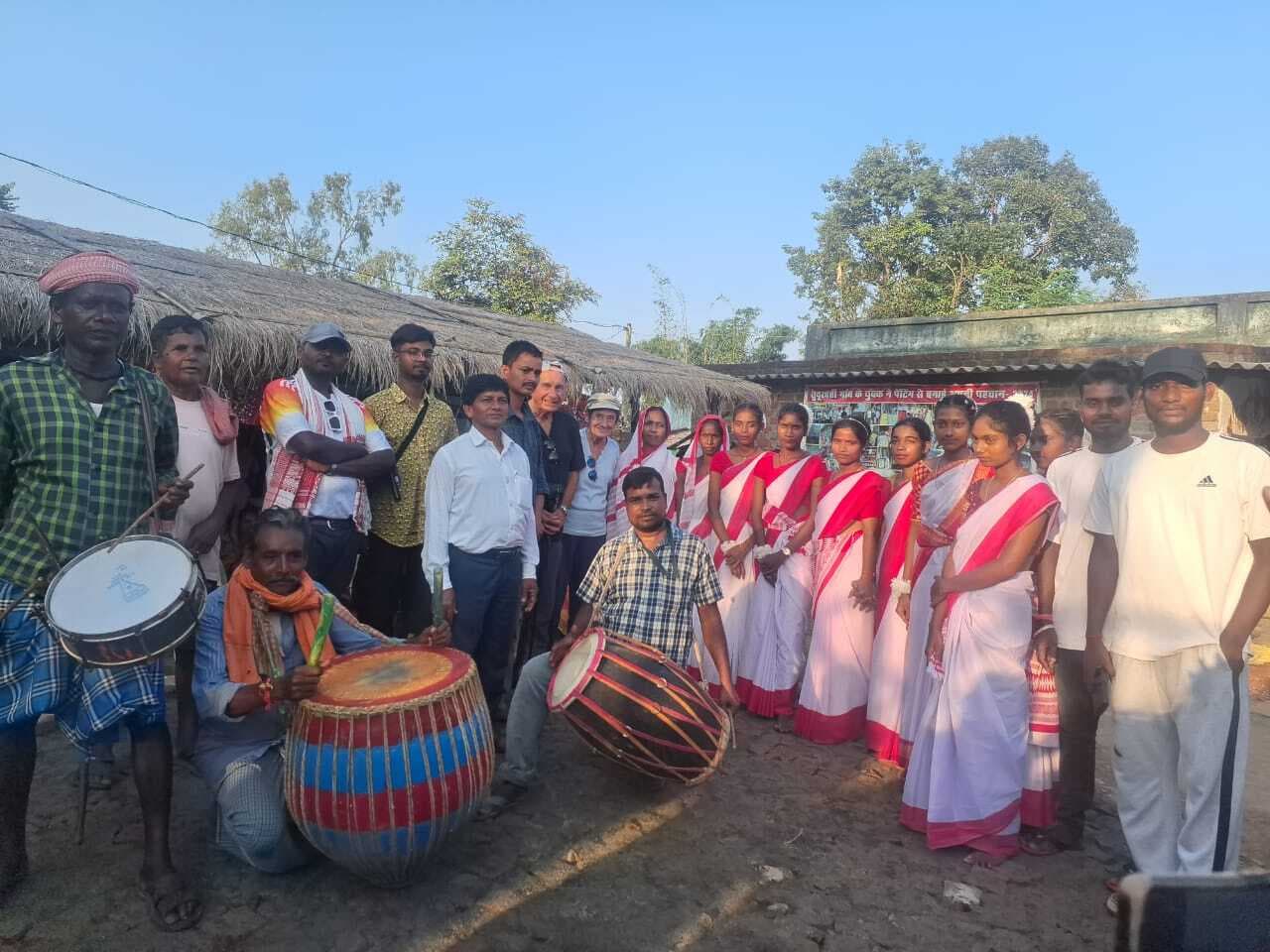 चिरुडीह पहुंचे फ्रांस के पर्यटकों ने देखी सोहराय पेंटिंग