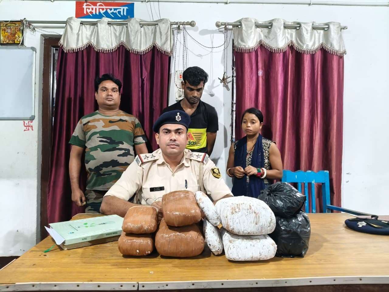 बलिया बेलौन पुलिस ने महिला व पुरुष तस्कर को आठ किलो गांजा के साथ पकड़ा