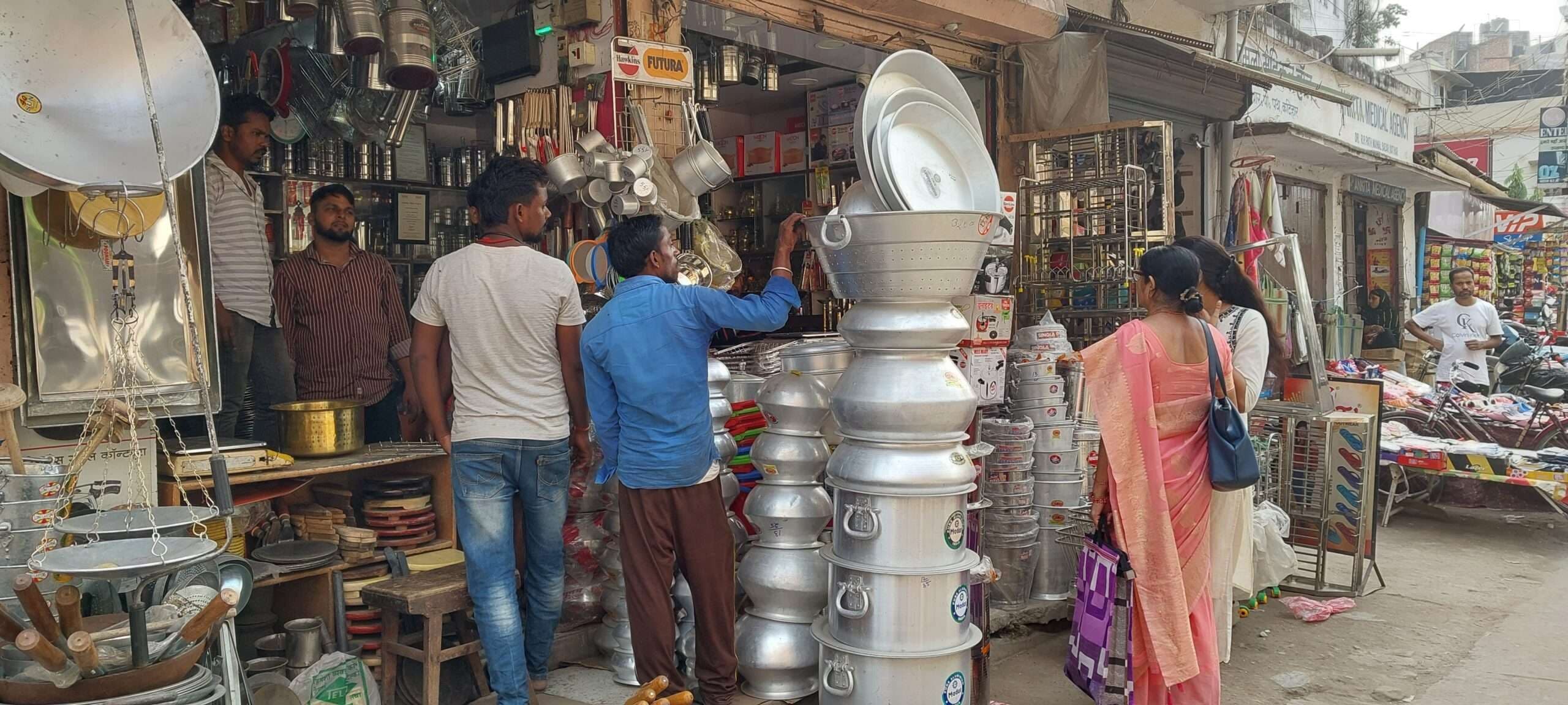 धनतेरस को लेकर जिले का बाजार होने लगा गुलजार