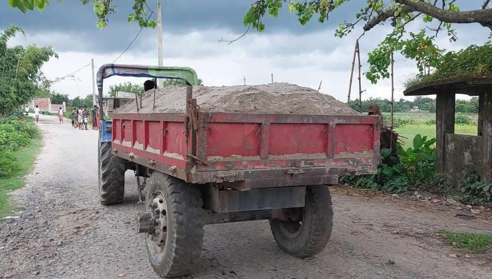 जिले में धड़ल्ले से बालू का अवैध खनन जारी, नहीं लग पा रही बालू माफियाओं पर नकेल