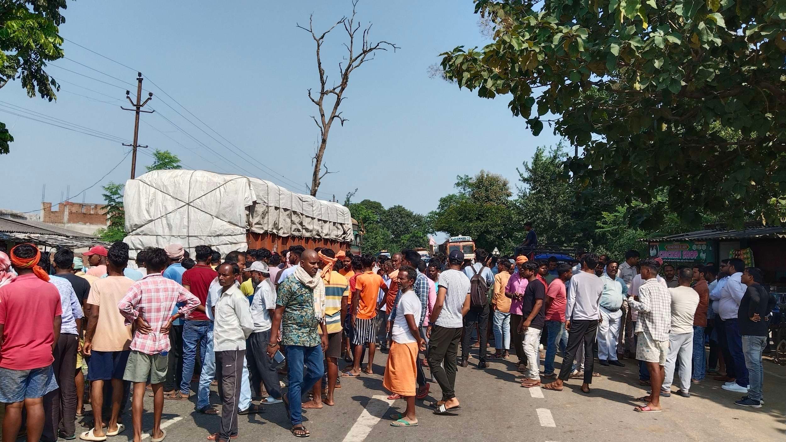 Bokaro news : ट्रक ने साइकिल सवार किसान को कुचला, विरोध में छह घंटे जाम रहा एनएच 23