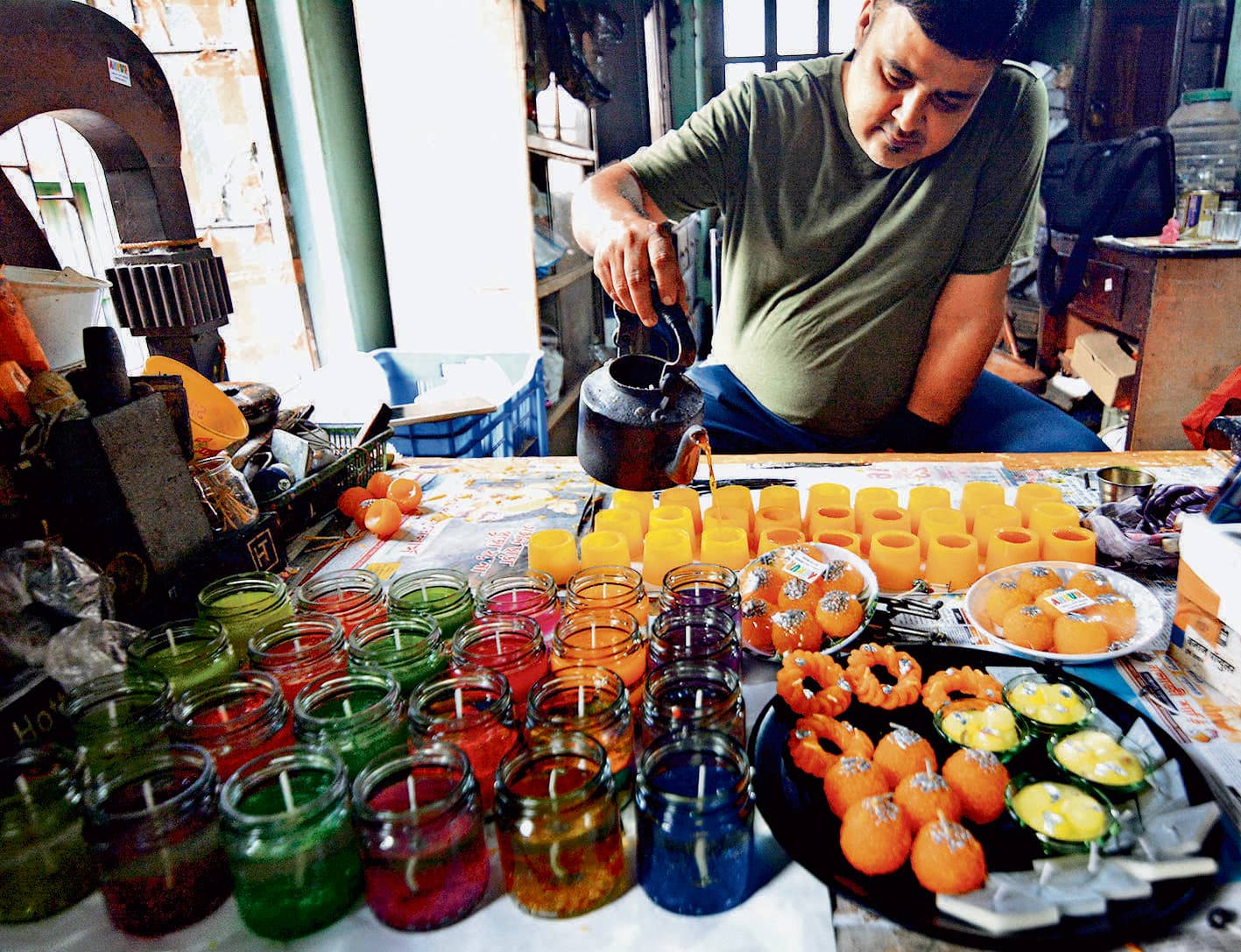 मिठाइयों जैसी मोमबत्तियां भी आ पहुंचीं बाजार में