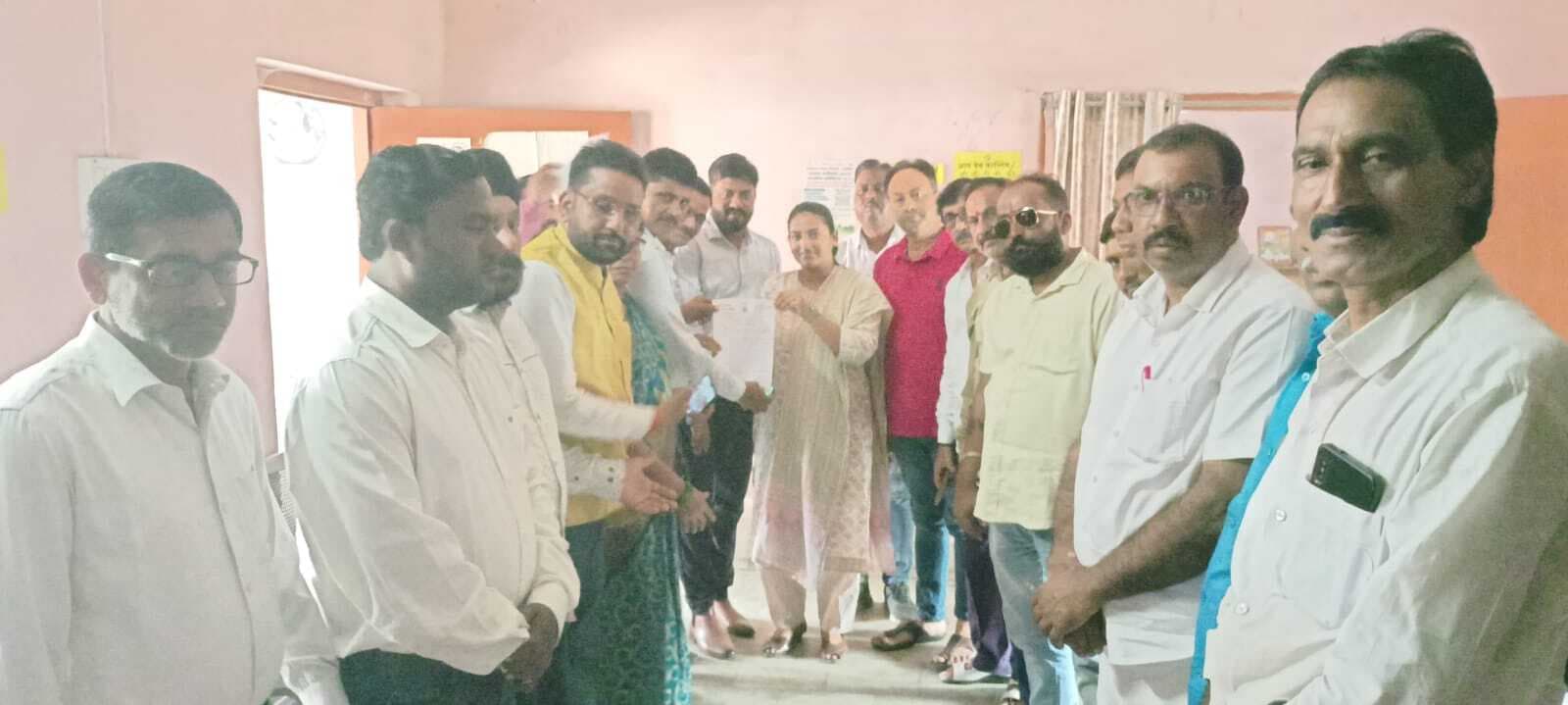 Dhanbad News : मांगों को लेकर भाजपा ने सहायक नगर आयुक्त को सौंपा ज्ञापन