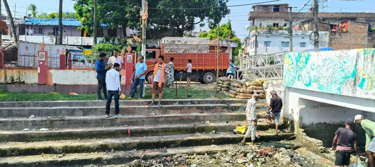 छठ पूजा को लेकर बैगना नहर छठ घाट की सफाई कराने में जुटा महा भारत क्लब