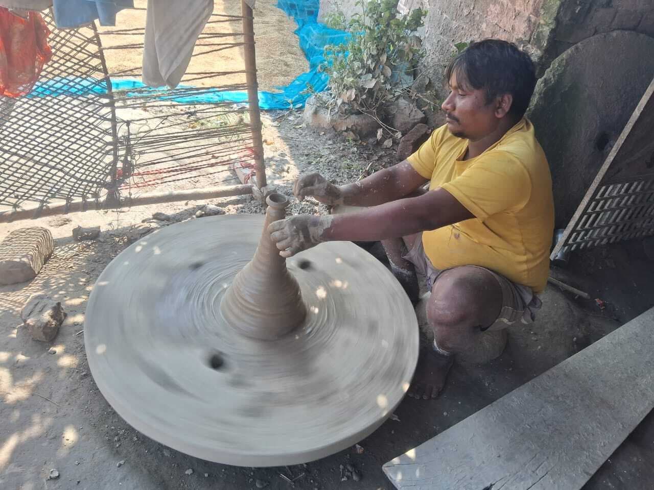 दीपावली आते ही दीए बनाने में जुटे हैं कुम्हार जाति के लोग