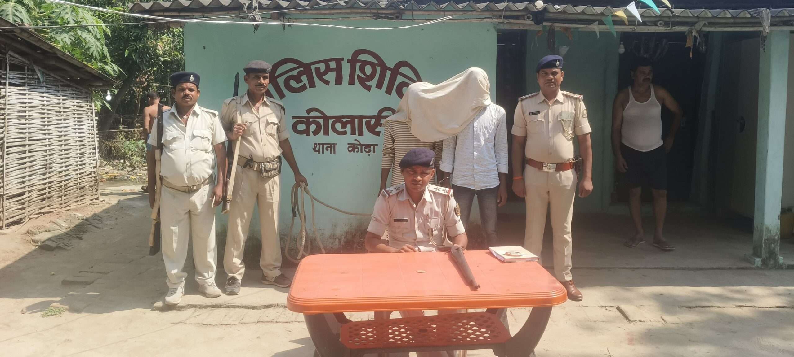 कबाड़ दुकान में मारपीट कर लूटपाट कर रहे दो गिरफ्तार, एक फरार