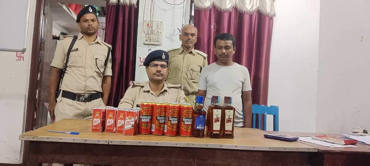 बलिया बेलौन में शराब के साथ तस्कर गिरफ्तार