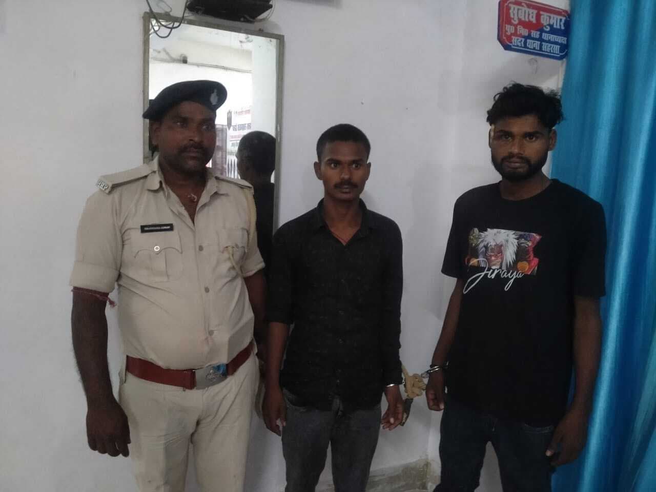 सलखुआ थाना पुलिस ने दो अपराधियों को अवैध हथियार व कारतूस के साथ किया गिरफ्तार