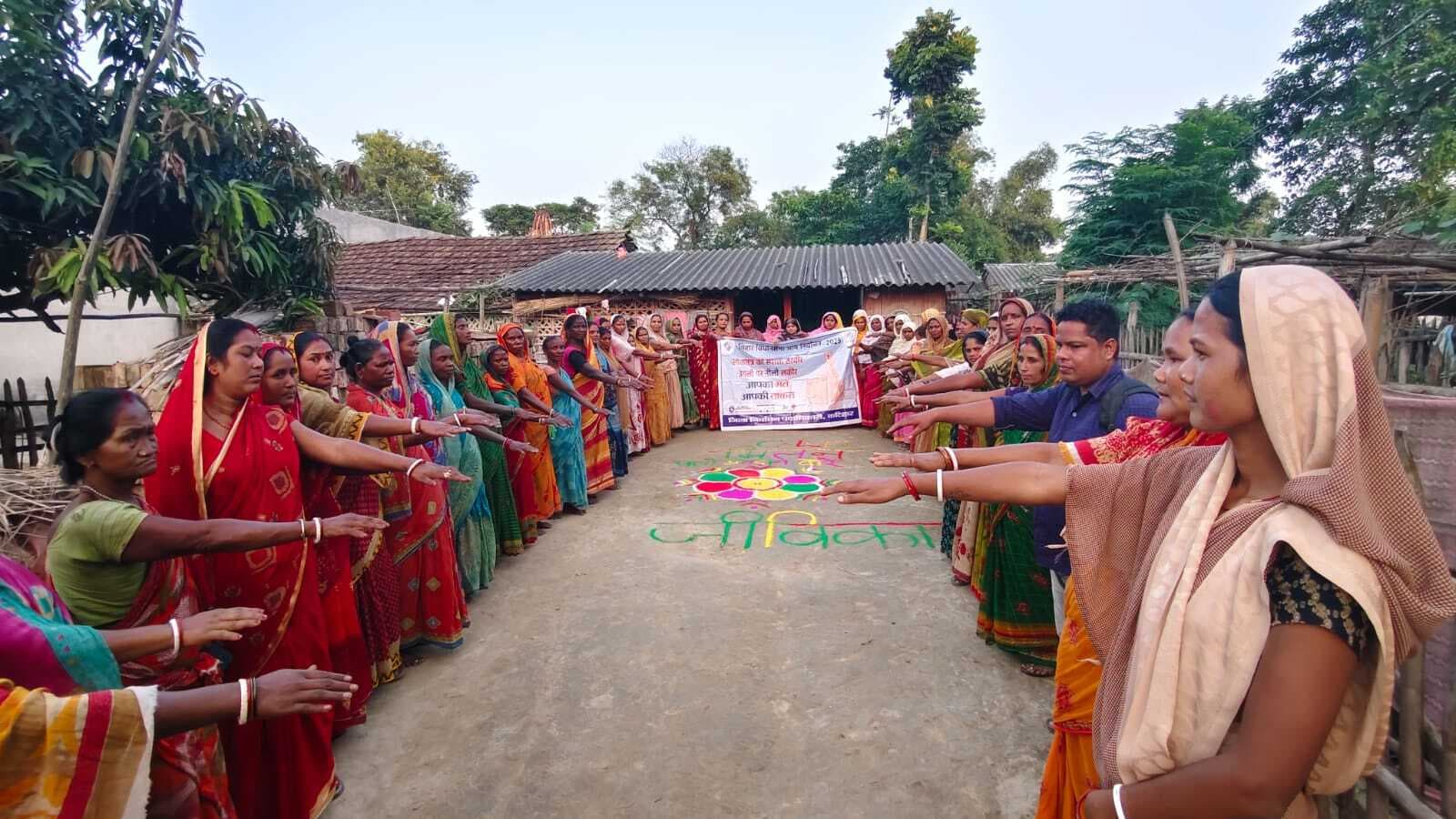 विधानसभा चुनाव में मतदान को महिलाओं को दिलायी शपथ