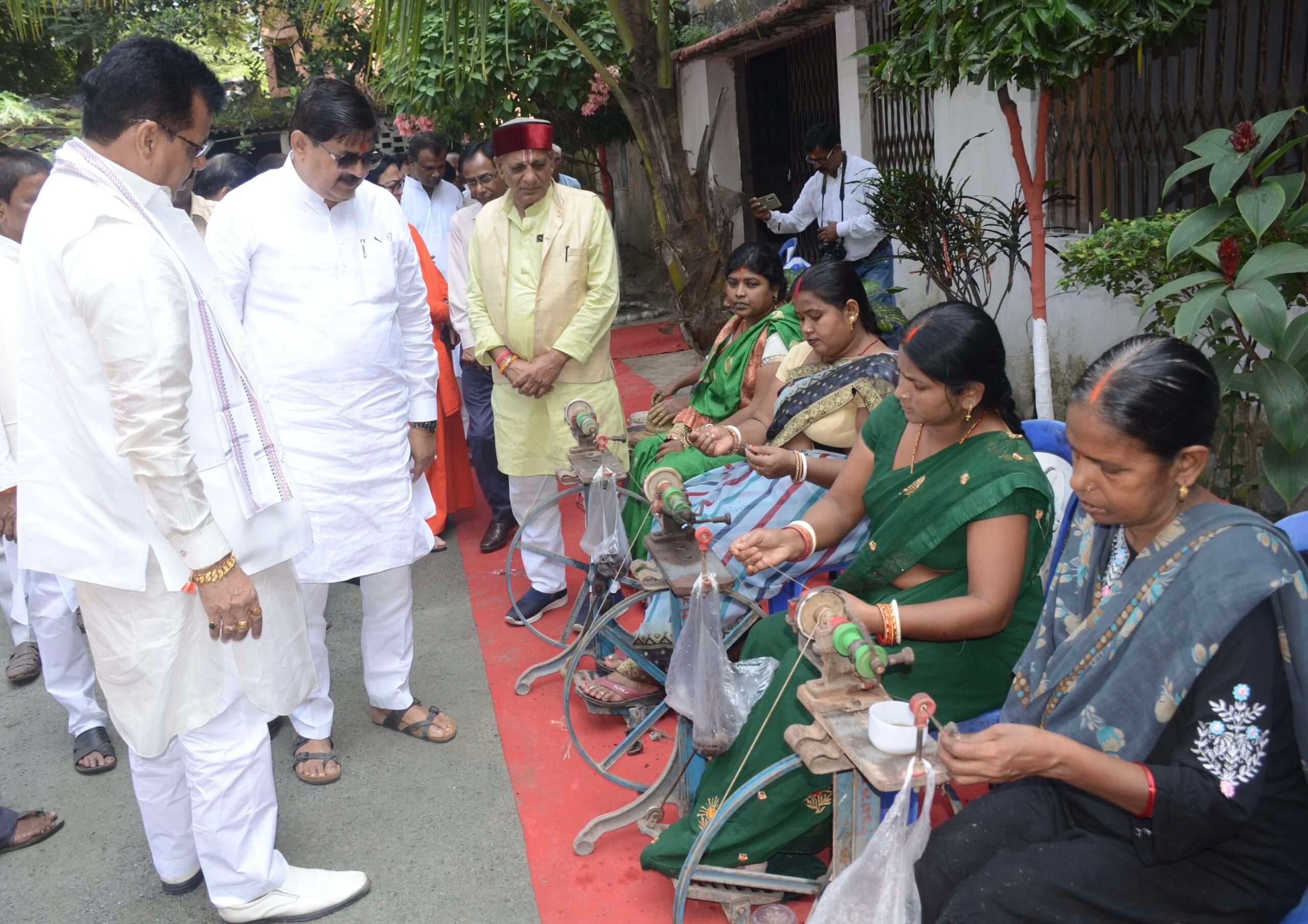 Dhanbad News: खादी केवल वस्त्र नहीं, भारत की आत्मा का प्रतीक है : विधायक