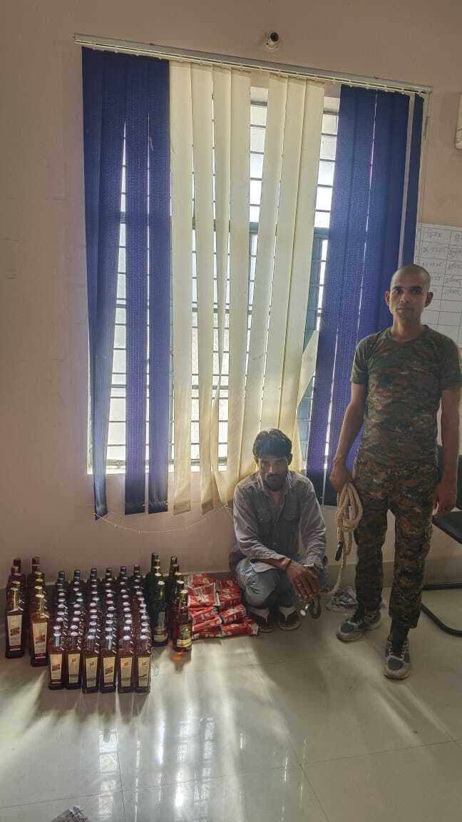 ऑटो से 51 लीटर विदेशी शराब बरामद, तस्कर गिरफ्तार