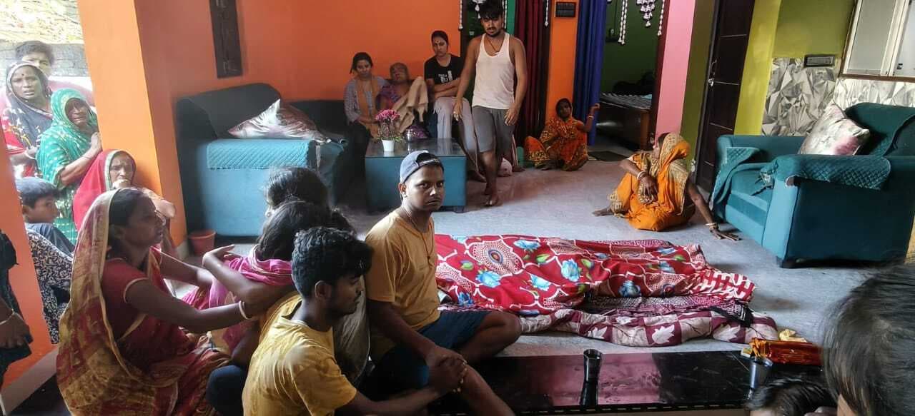 बगैर शटडाउन लिए ट्रांसफार्मर पर चढ़कर तार जोड़ रहे मिस्त्री की करेंट लगने से मौत