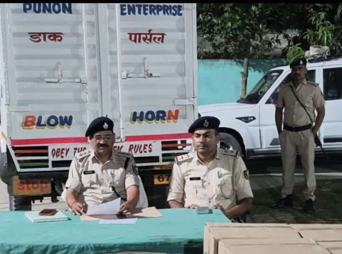 डाक पार्सल वाहन से 987 लीटर विदेशी शराब बरामद, तस्कर फरार