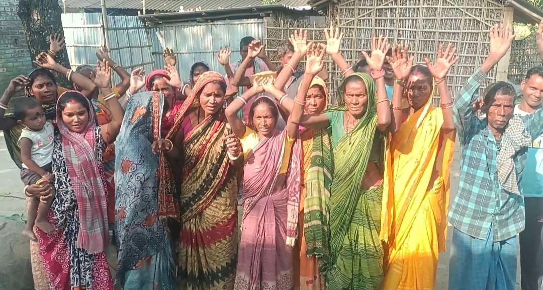 नल-जल योजना से वंचित लोगों ने सड़क पर उतर जताया आक्रोश, कहा – पांच साल से नहीं मिल रहा पानी