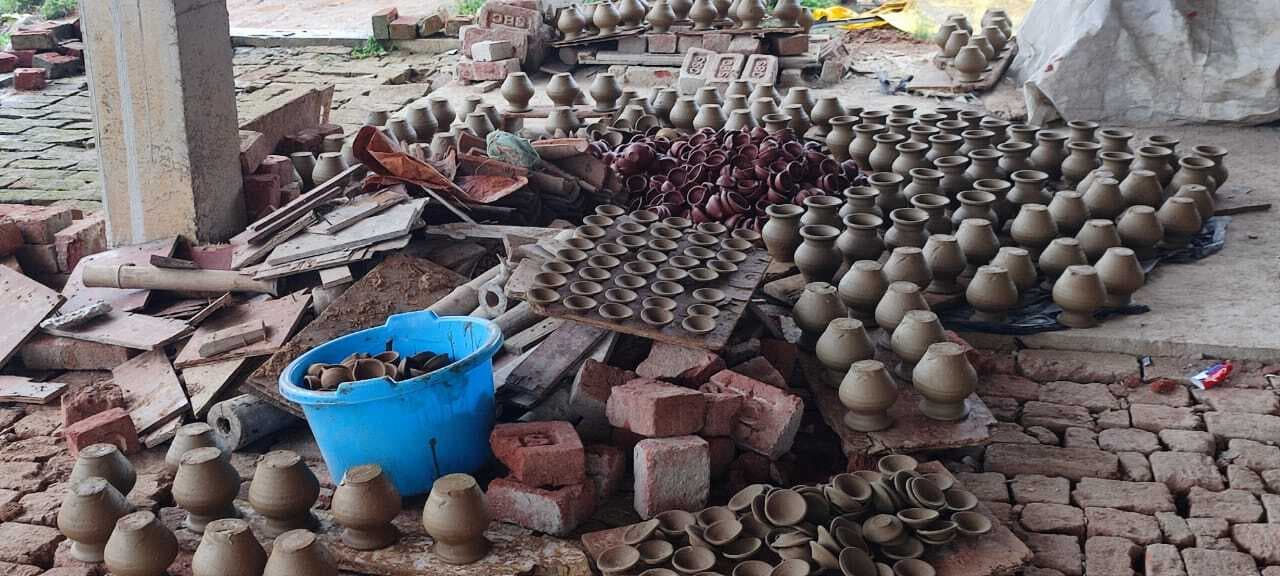 जिंदगी में रोशनी की उम्मीद लिये मिट्टी के दीये बना रहे कुम्हार