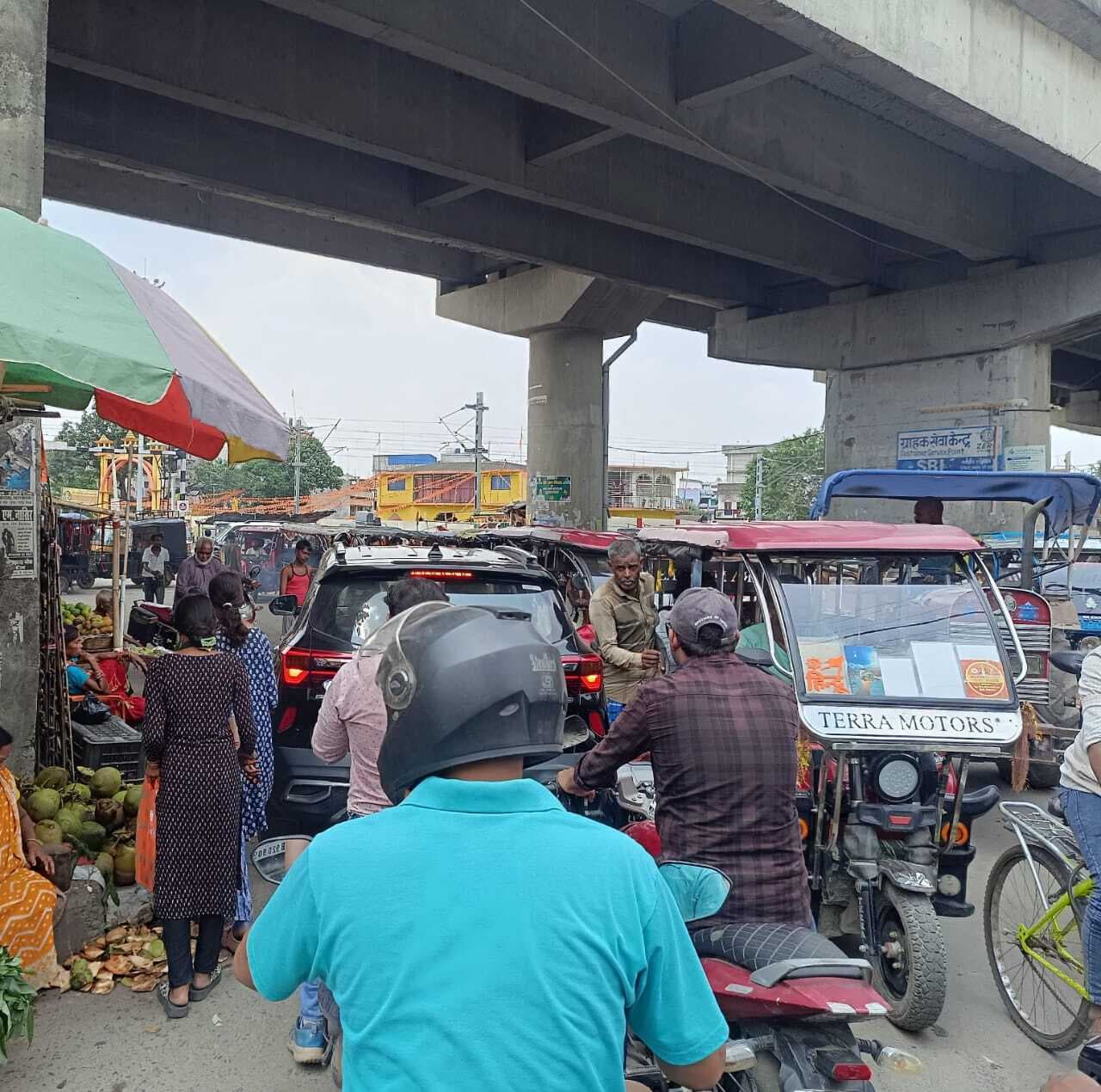 रेलवे फाटक बंद होने से धरमगंज व कैलटैक्स चौक पर आये दिन लगता है जाम