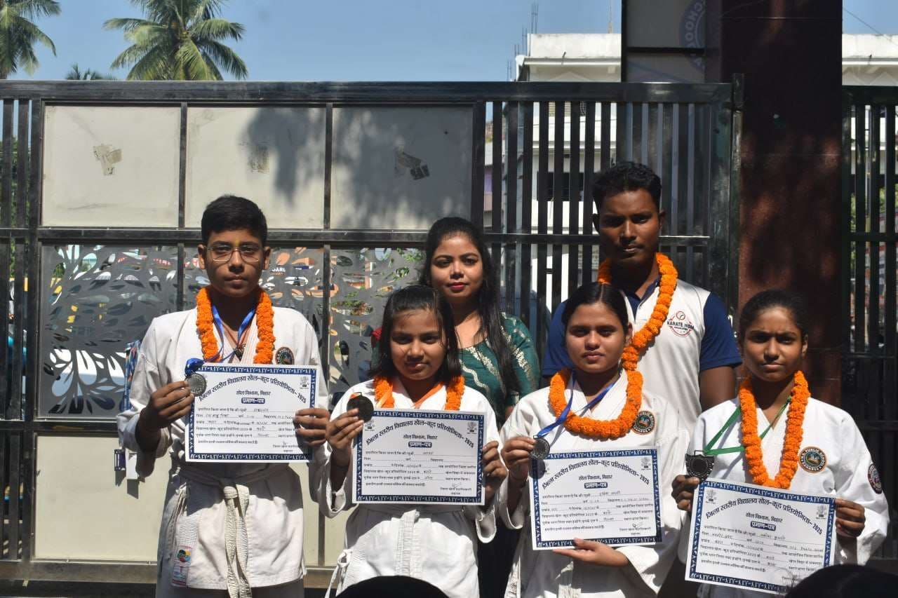 एनएस पब्लिक स्कूल के बच्चों ने जिला स्तरीय कराटे प्रतियोगिता में लहराया परचम