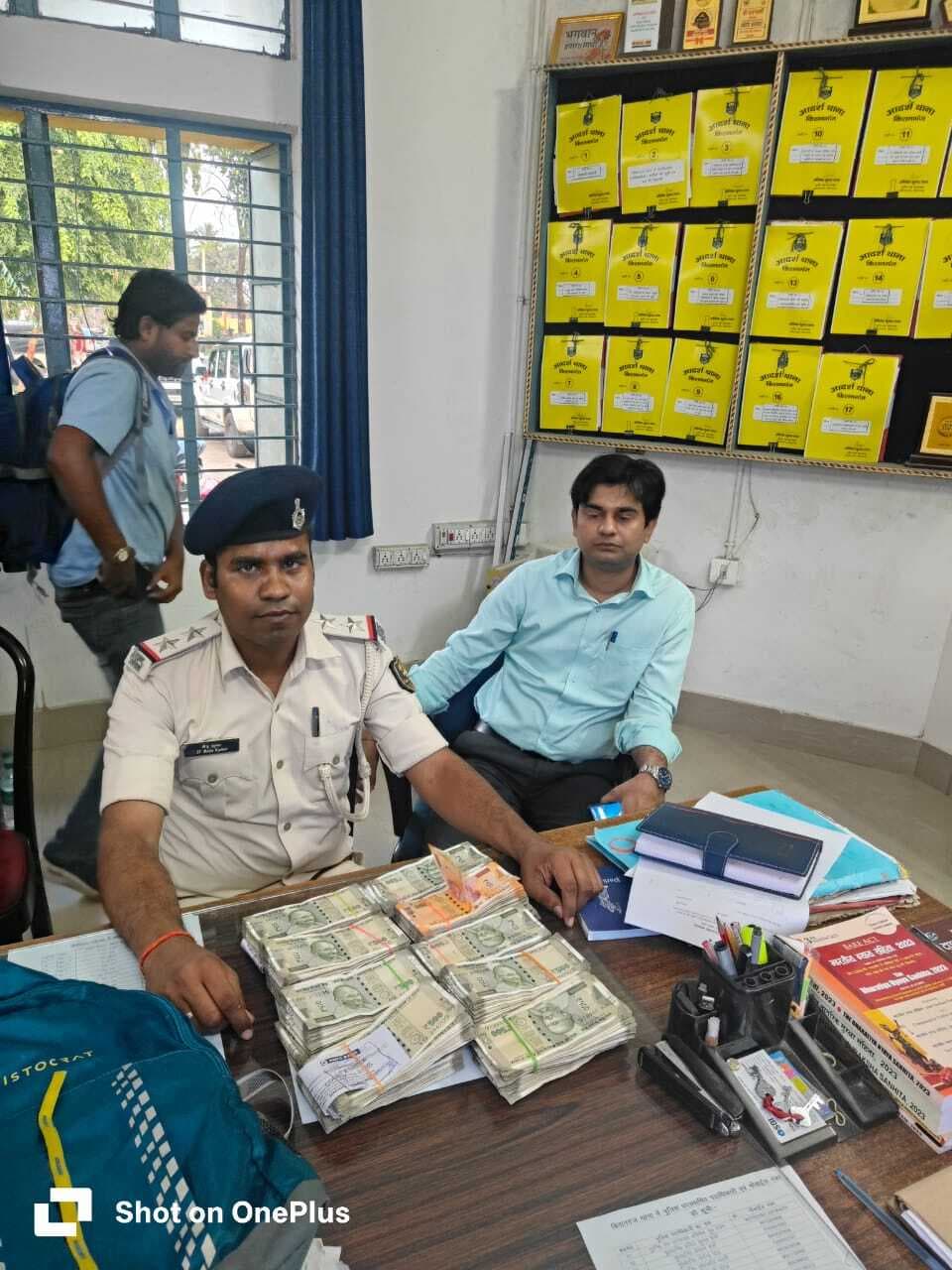 कार से 9 लाख रूपये बरामद, अमौर निवासी आरोपित नहीं दिखा सका वैध कागजात