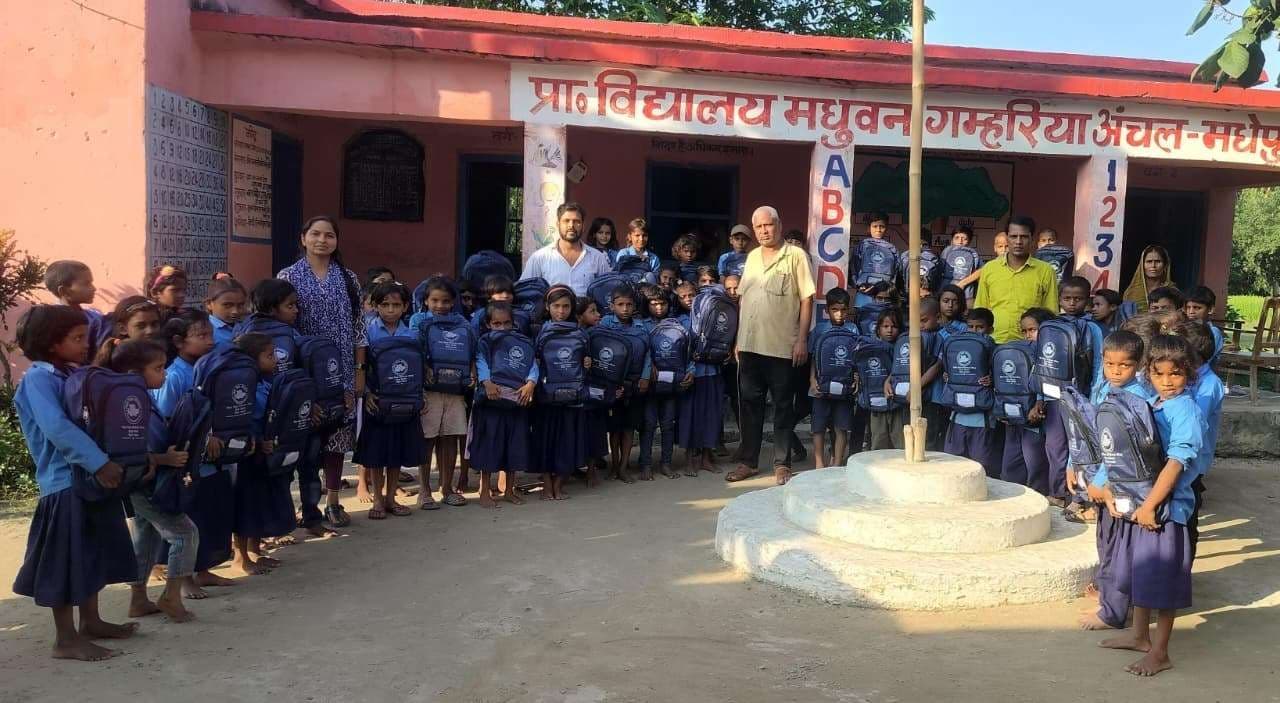 प्राथमिक विद्यालय मधुबन गम्हरिया में एफएलएन किट वितरित