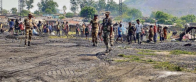 Dhanbad News: गोधर काली बस्ती में छापेमारी, सवा सौ टन चोरी का कोयला जब्त