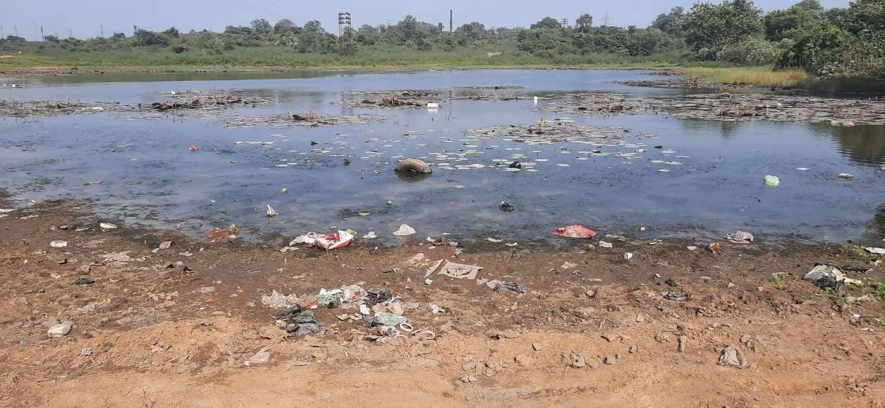 Dhanbad News : जहां दिये जाते हैं अर्घ्य, उस सेंद्रा जोड़िया की नहीं हुई सफाई