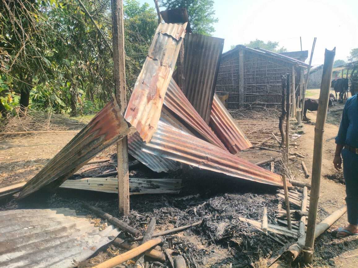 जमीन विवाद में घर में लगायी आग, सबकुछ खाक