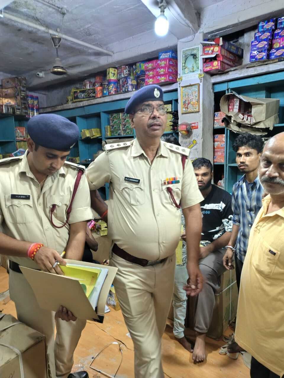 अग्निशमन विभाग ने पटाखा दुकानों का किया निरीक्षण