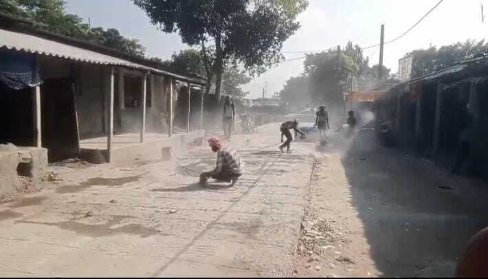 सड़क निर्माण में अनियमितता, गामीणों ने लगाया आरोप