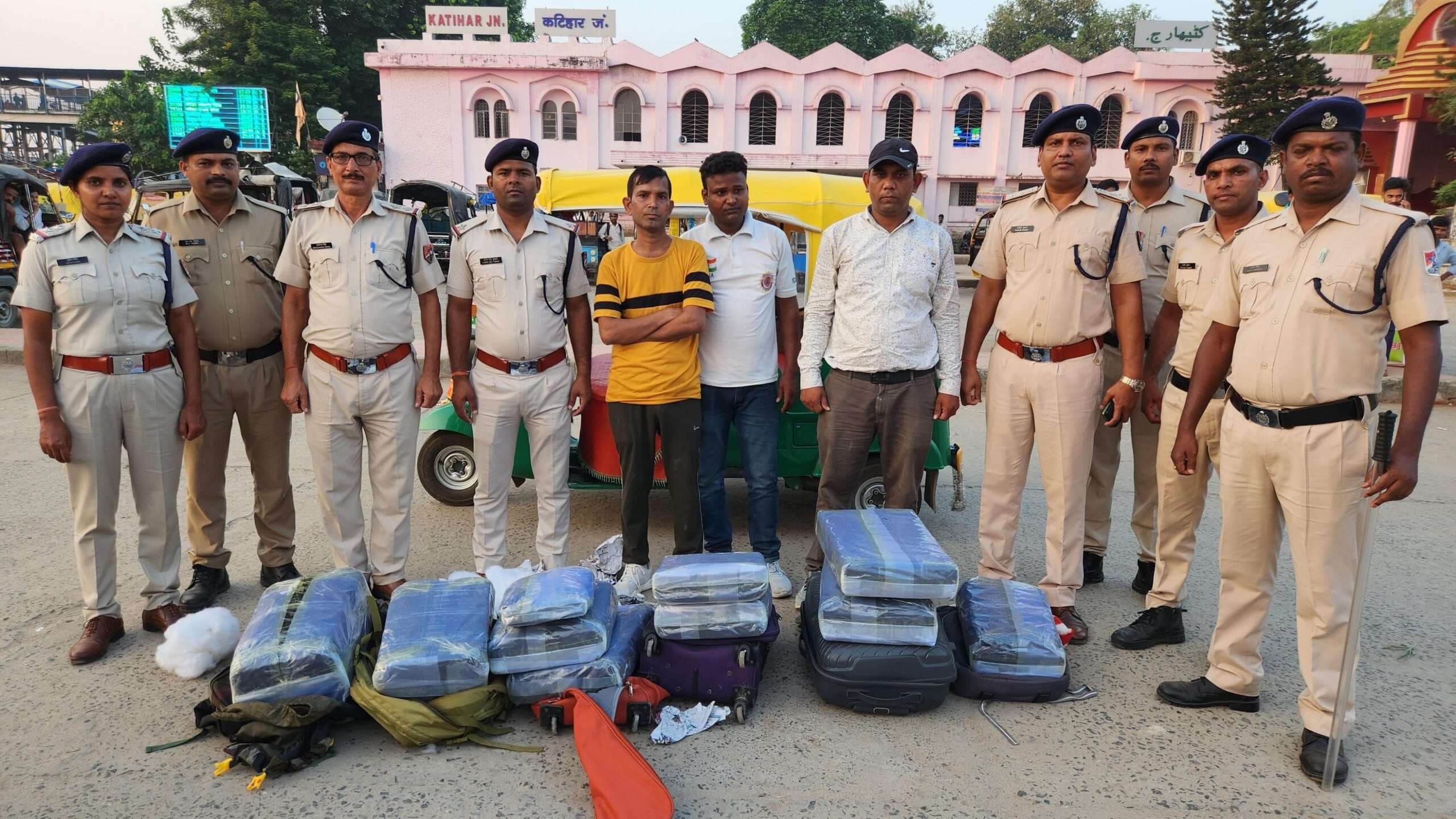 आरपीएफ ने ऑटो से 100 किलो गांजा किया बरामद, तीन तस्कर गिरफ्तार