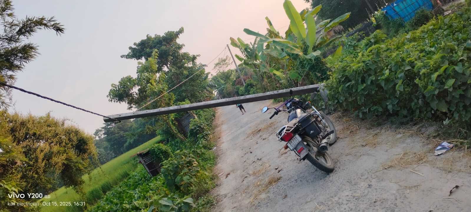 बिजली पोल अचानक टूटा, ग्रामीणों में दहशत