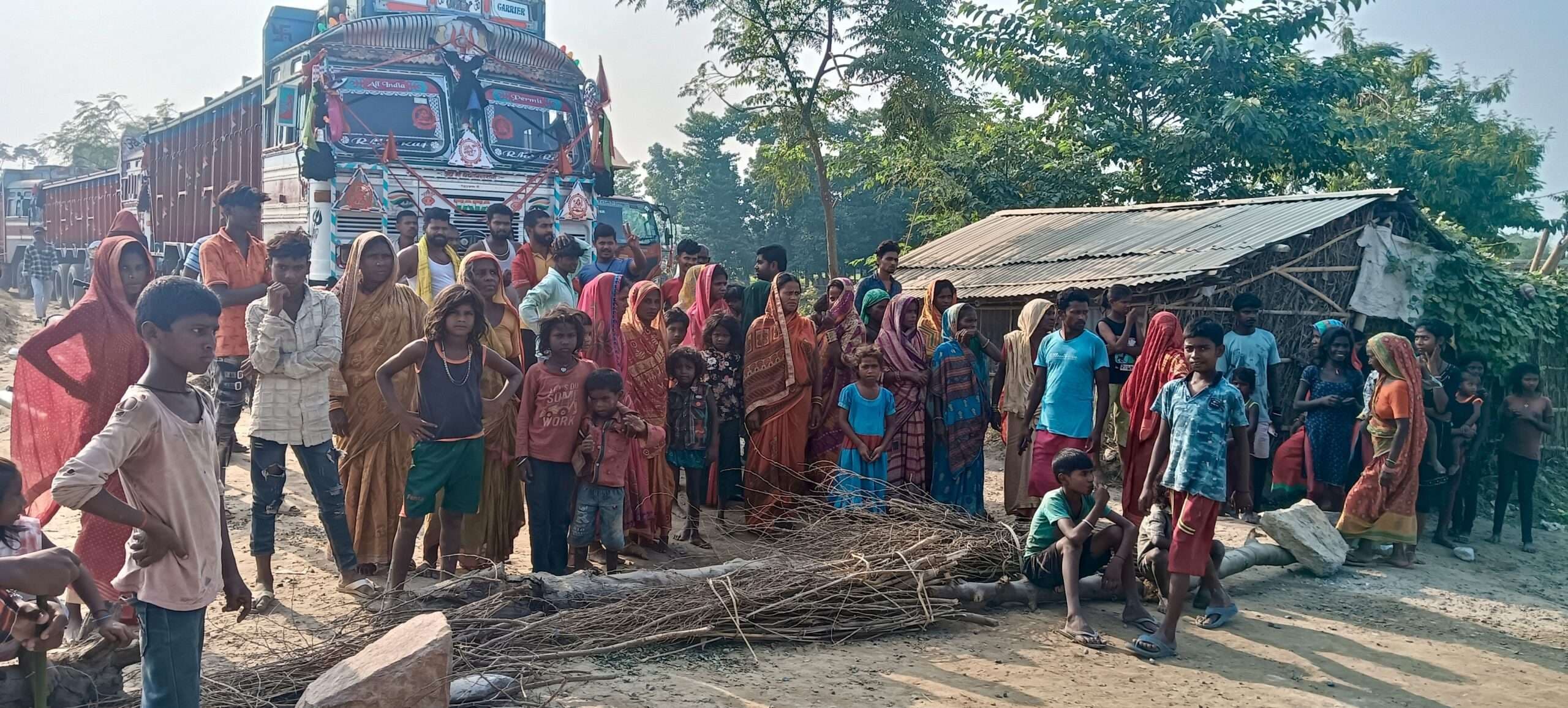 हाइटेंशन तार टूटकर सड़क पर गिरी, विद्युत आपूर्ति बाधित